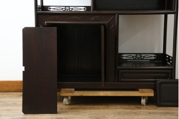 和製アンティーク　上手物!　漆塗り　指物　紫檀(シタン)材　細やかな透かし彫りが目を引く飾り棚　(R-054424)