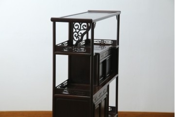 和製アンティーク　上手物!　漆塗り　指物　紫檀(シタン)材　細やかな透かし彫りが目を引く飾り棚　(R-054424)