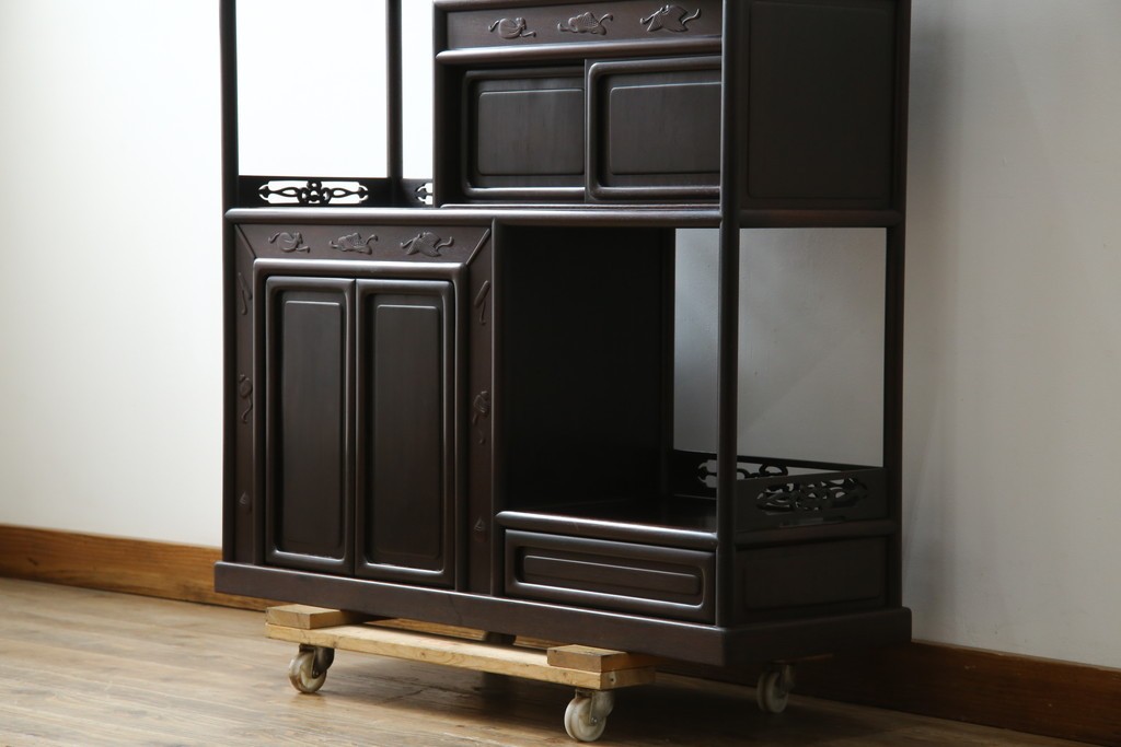 和製アンティーク　上手物!　漆塗り　指物　紫檀(シタン)材　細やかな透かし彫りが目を引く飾り棚　(R-054424)