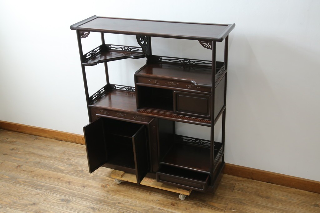 和製アンティーク　上手物!　漆塗り　指物　紫檀(シタン)材　細やかな透かし彫りが目を引く飾り棚　(R-054424)