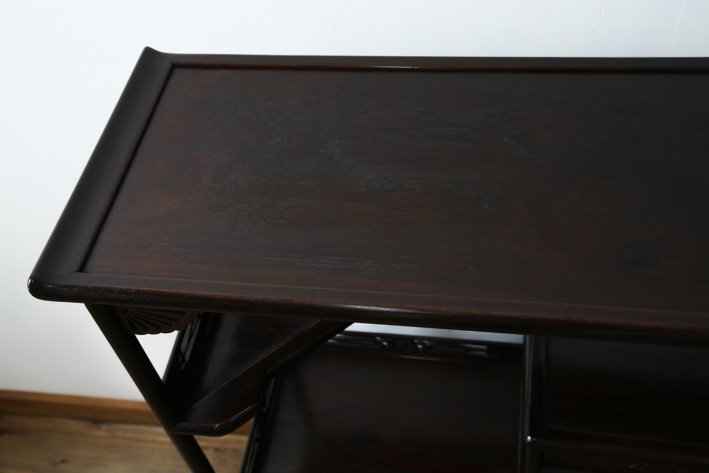 和製アンティーク　上手物!　漆塗り　指物　紫檀(シタン)材　細やかな透かし彫りが目を引く飾り棚　(R-054424)