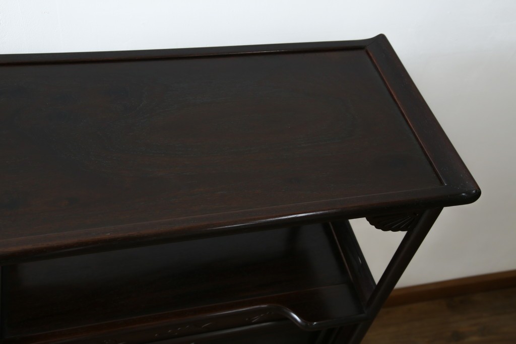 和製アンティーク　上手物!　漆塗り　指物　紫檀(シタン)材　細やかな透かし彫りが目を引く飾り棚　(R-054424)