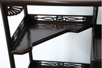 和製アンティーク　上手物!　漆塗り　指物　紫檀(シタン)材　細やかな透かし彫りが目を引く飾り棚　(R-054424)