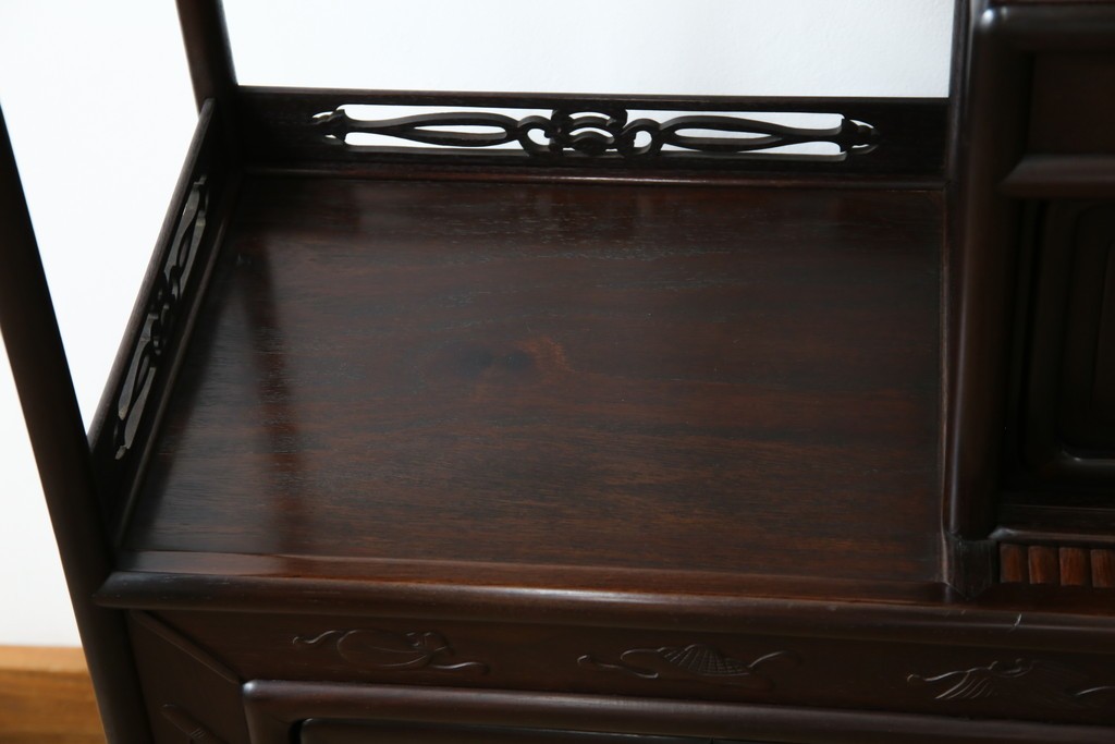 和製アンティーク　上手物!　漆塗り　指物　紫檀(シタン)材　細やかな透かし彫りが目を引く飾り棚　(R-054424)