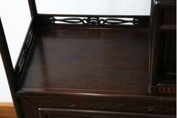 和製アンティーク　上手物!　漆塗り　指物　紫檀(シタン)材　細やかな透かし彫りが目を引く飾り棚　(R-054424)