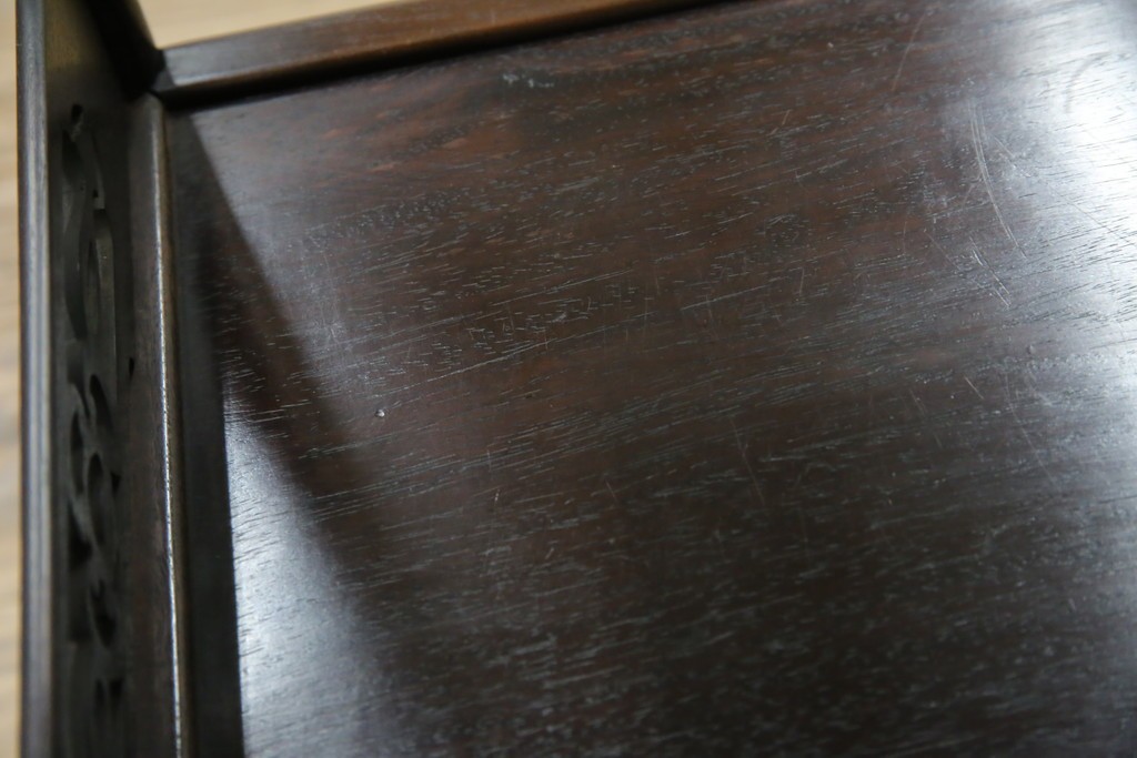 和製アンティーク　上手物!　漆塗り　指物　紫檀(シタン)材　細やかな透かし彫りが目を引く飾り棚　(R-054424)