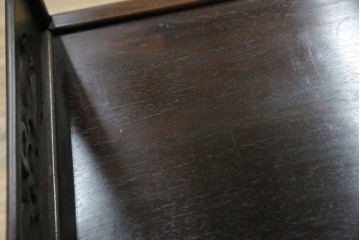 和製アンティーク　上手物!　漆塗り　指物　紫檀(シタン)材　細やかな透かし彫りが目を引く飾り棚　(R-054424)