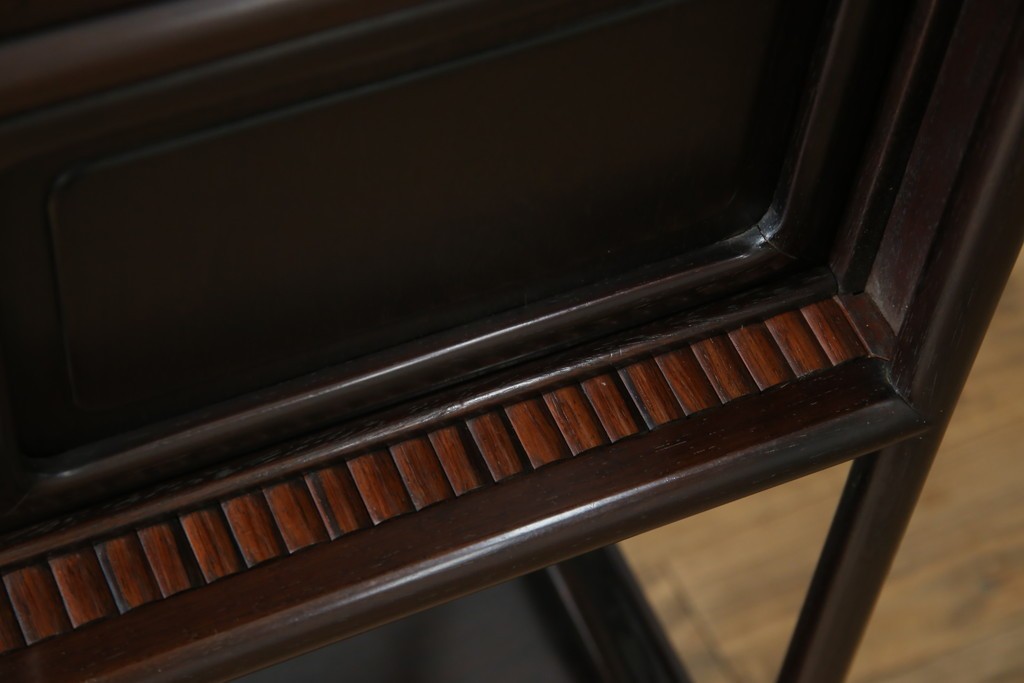 和製アンティーク　上手物!　漆塗り　指物　紫檀(シタン)材　細やかな透かし彫りが目を引く飾り棚　(R-054424)