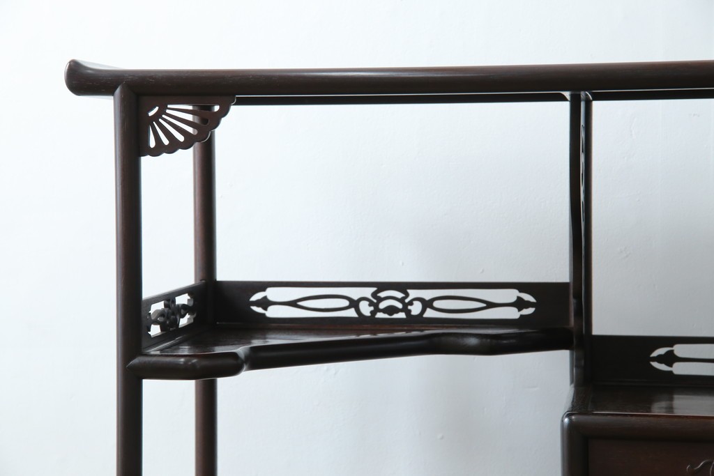 和製アンティーク　上手物!　漆塗り　指物　紫檀(シタン)材　細やかな透かし彫りが目を引く飾り棚　(R-054424)