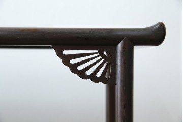 和製アンティーク　上手物!　漆塗り　指物　紫檀(シタン)材　細やかな透かし彫りが目を引く飾り棚　(R-054424)