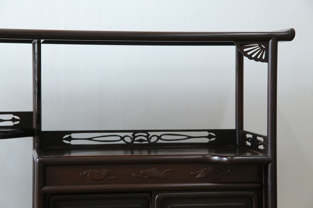 和製アンティーク　上手物!　漆塗り　指物　紫檀(シタン)材　細やかな透かし彫りが目を引く飾り棚　(R-054424)