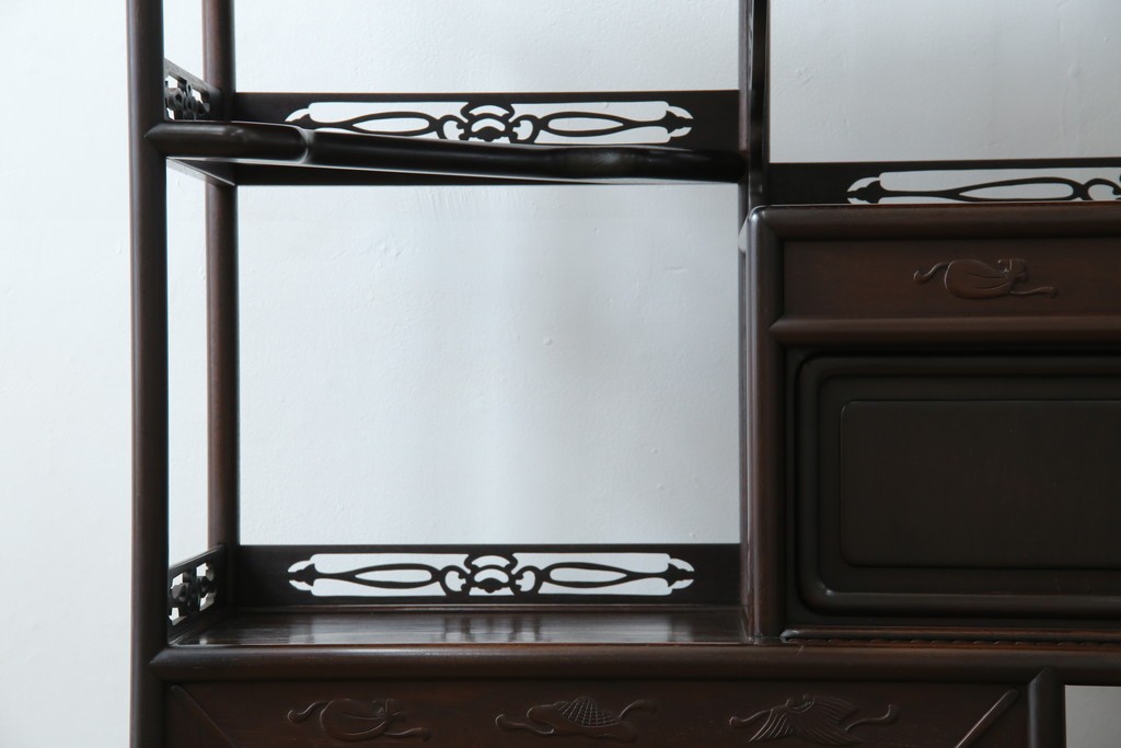 和製アンティーク　上手物!　漆塗り　指物　紫檀(シタン)材　細やかな透かし彫りが目を引く飾り棚　(R-054424)