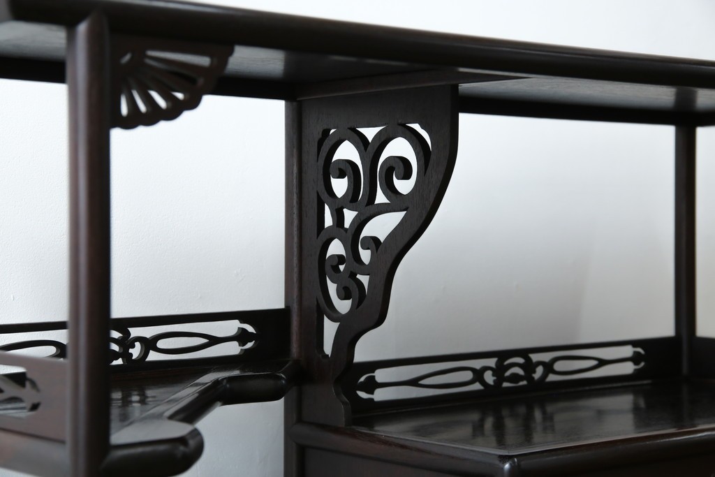 和製アンティーク　上手物!　漆塗り　指物　紫檀(シタン)材　細やかな透かし彫りが目を引く飾り棚　(R-054424)