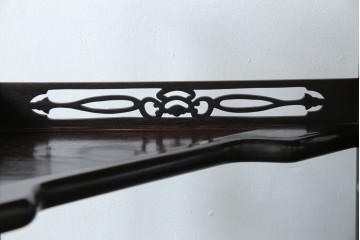 和製アンティーク　上手物!　漆塗り　指物　紫檀(シタン)材　細やかな透かし彫りが目を引く飾り棚　(R-054424)