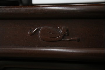 和製アンティーク　上手物!　漆塗り　指物　紫檀(シタン)材　細やかな透かし彫りが目を引く飾り棚　(R-054424)