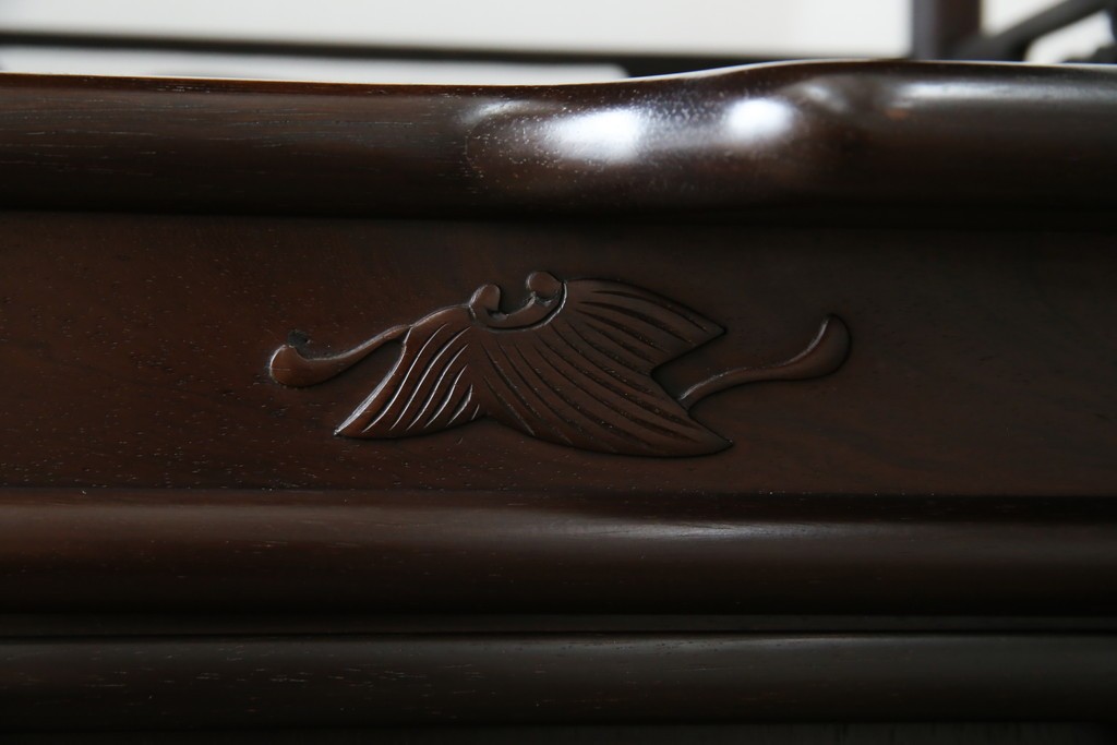 和製アンティーク　上手物!　漆塗り　指物　紫檀(シタン)材　細やかな透かし彫りが目を引く飾り棚　(R-054424)