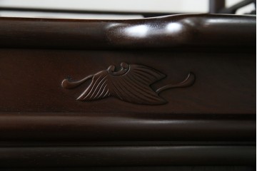 和製アンティーク　上手物!　漆塗り　指物　紫檀(シタン)材　細やかな透かし彫りが目を引く飾り棚　(R-054424)