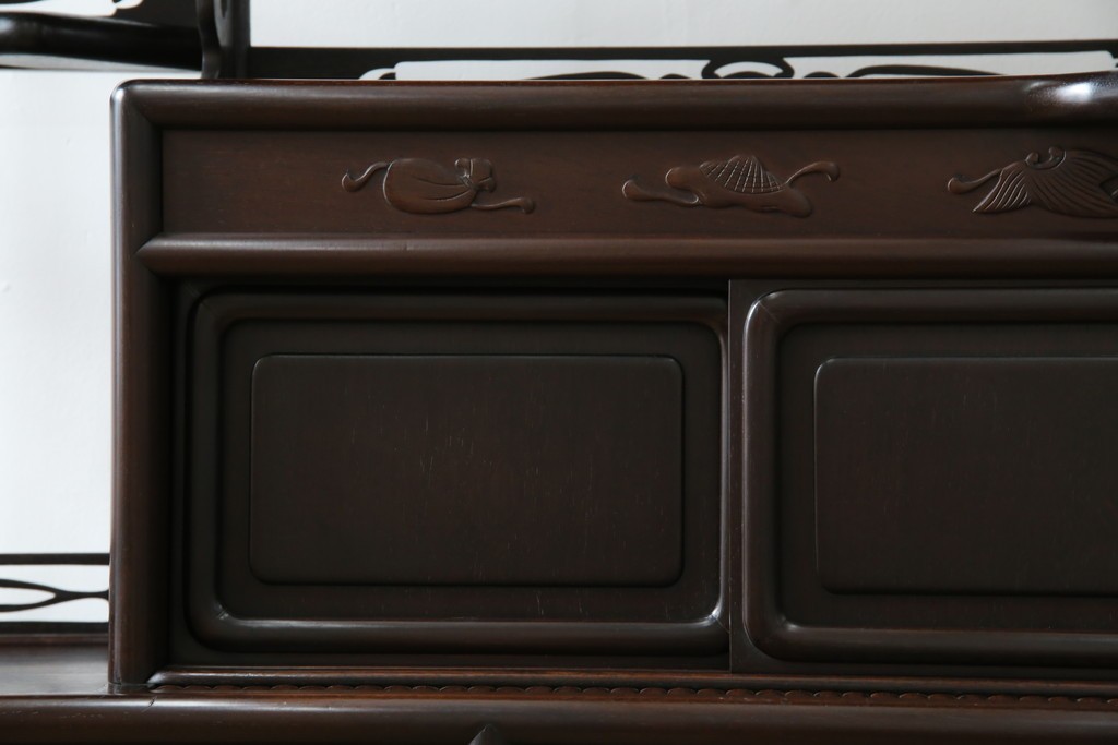 和製アンティーク　上手物!　漆塗り　指物　紫檀(シタン)材　細やかな透かし彫りが目を引く飾り棚　(R-054424)