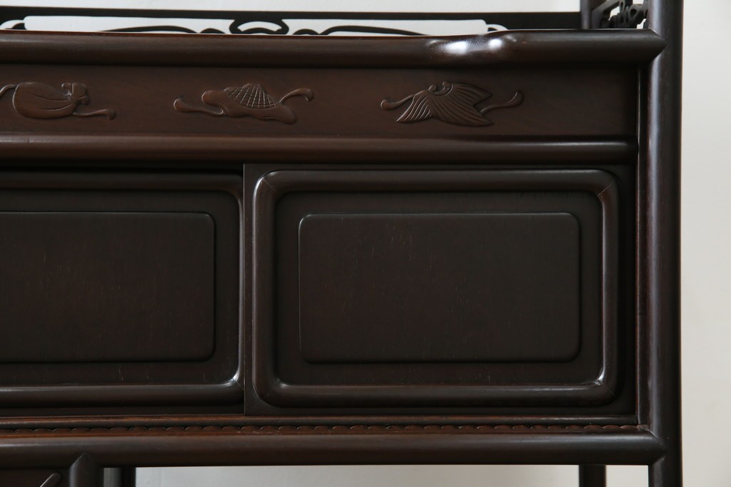 和製アンティーク　上手物!　漆塗り　指物　紫檀(シタン)材　細やかな透かし彫りが目を引く飾り棚　(R-054424)