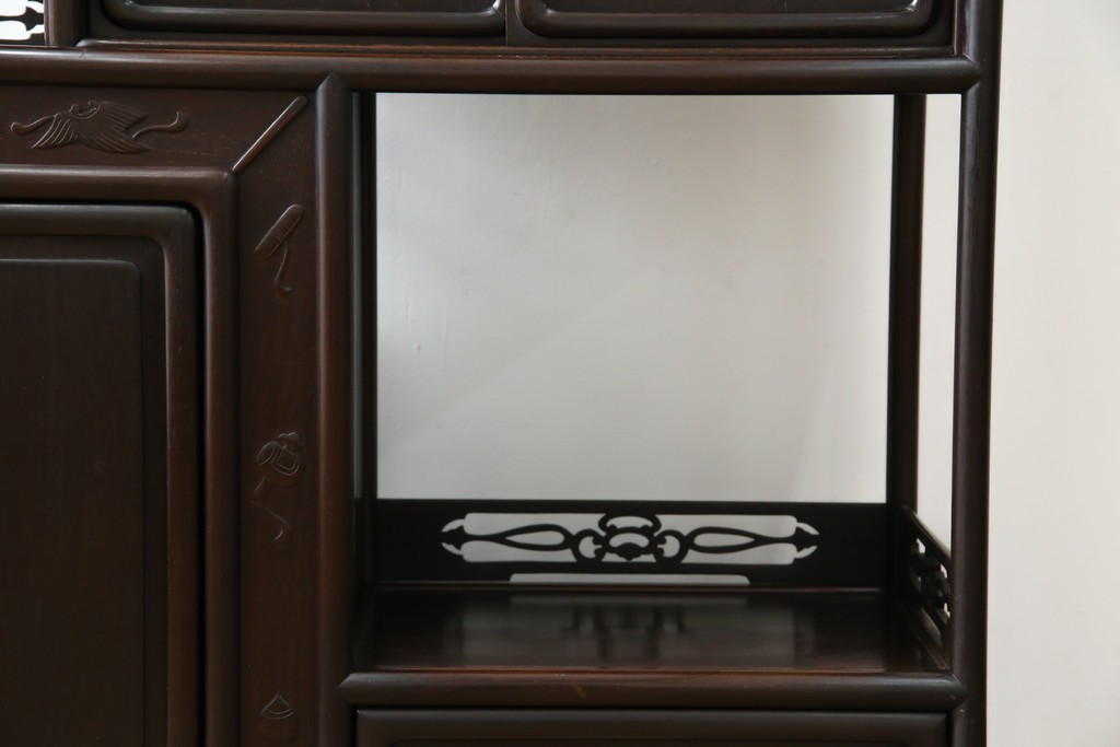 和製アンティーク　上手物!　漆塗り　指物　紫檀(シタン)材　細やかな透かし彫りが目を引く飾り棚　(R-054424)