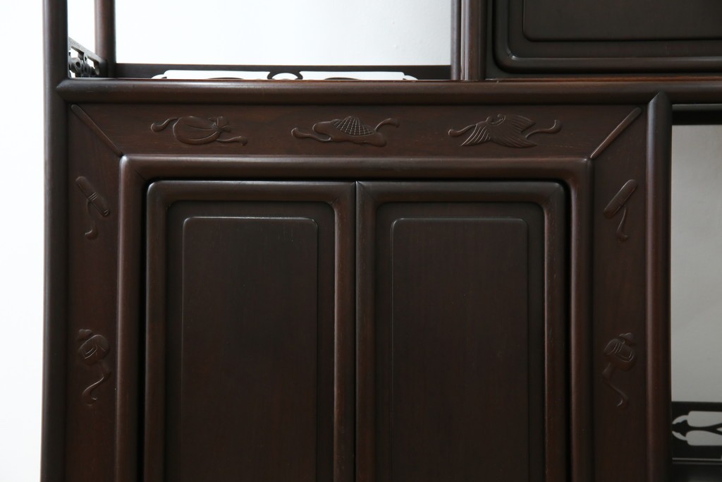 和製アンティーク　上手物!　漆塗り　指物　紫檀(シタン)材　細やかな透かし彫りが目を引く飾り棚　(R-054424)