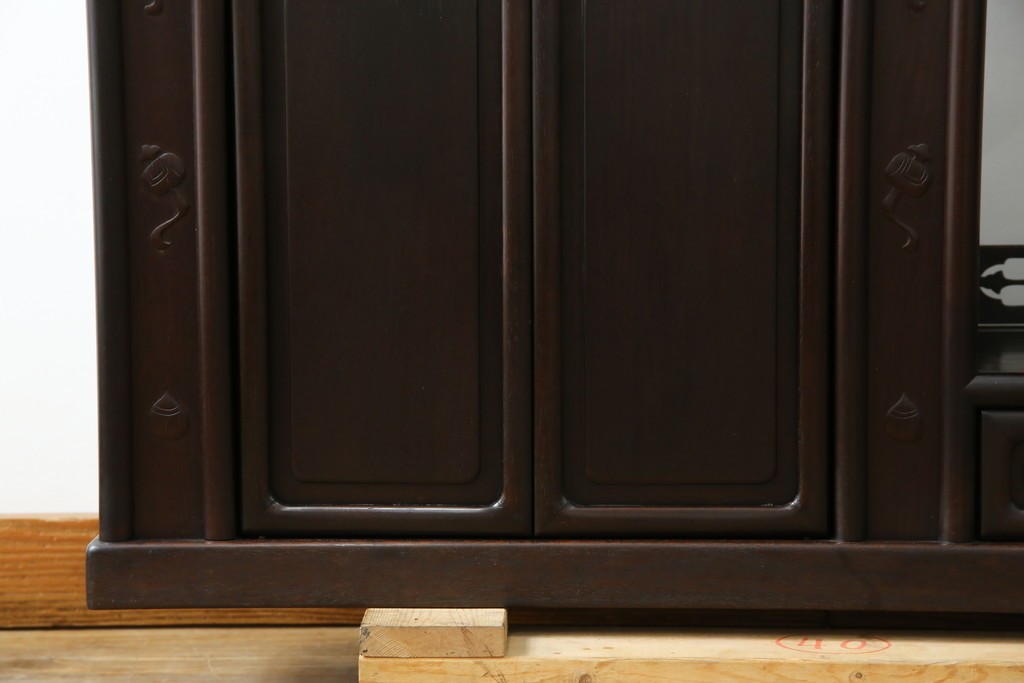 和製アンティーク　上手物!　漆塗り　指物　紫檀(シタン)材　細やかな透かし彫りが目を引く飾り棚　(R-054424)