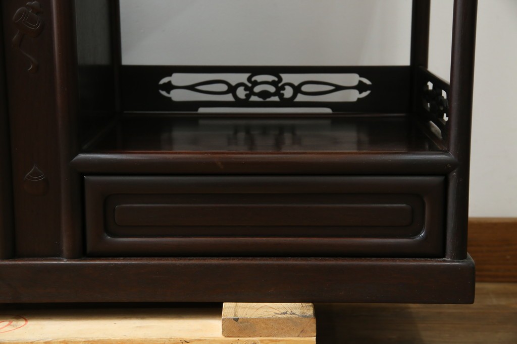 和製アンティーク　上手物!　漆塗り　指物　紫檀(シタン)材　細やかな透かし彫りが目を引く飾り棚　(R-054424)