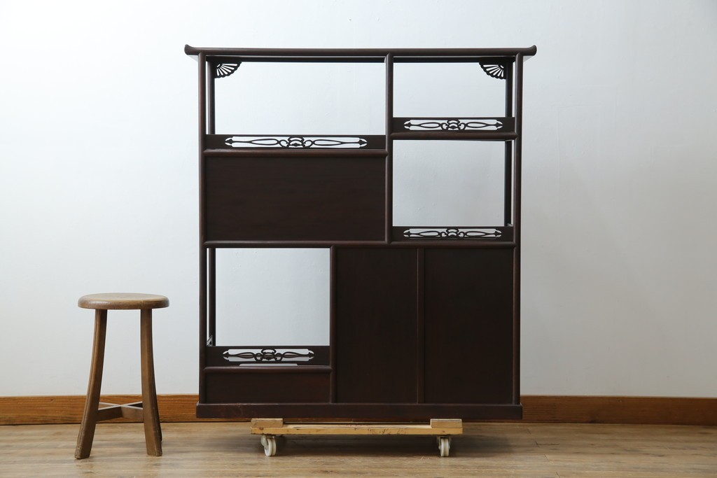 和製アンティーク　上手物!　漆塗り　指物　紫檀(シタン)材　細やかな透かし彫りが目を引く飾り棚　(R-054424)