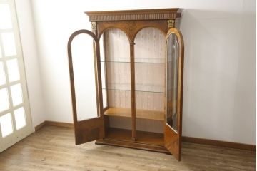 中古　大塚家具取り扱い　イタリア　クラシカルな雰囲気を醸し出すキャビネット(定価約60万円)(戸棚、収納棚、飾り棚)(R-054430)