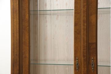 中古　大塚家具取り扱い　イタリア　クラシカルな雰囲気を醸し出すキャビネット(定価約60万円)(戸棚、収納棚、飾り棚)(R-054430)