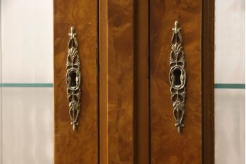 中古　大塚家具取り扱い　イタリア　クラシカルな雰囲気を醸し出すキャビネット(定価約60万円)(戸棚、収納棚、飾り棚)(R-054430)