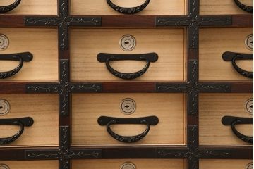 中古　希少!　特注　超美品　岩谷堂箪笥　貴重品管理におすすめのからくり金庫箪笥(定価約250万円)(薬箪笥、小間物箪笥、引き出し、小物収納)(R-054438)