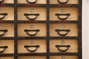 中古　希少!　特注　超美品　岩谷堂箪笥　貴重品管理におすすめのからくり金庫箪笥(定価約250万円)(薬箪笥、小間物箪笥、引き出し、小物収納)(R-054438)
