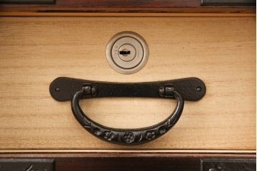 中古　希少!　特注　超美品　岩谷堂箪笥　貴重品管理におすすめのからくり金庫箪笥(定価約250万円)(薬箪笥、小間物箪笥、引き出し、小物収納)(R-054438)