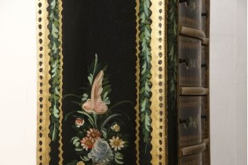 中古　希少　イタリア高級輸入家具　繊細な色使いで描かれた花の絵が美しいランジェリーチェスト(縦型チェスト、引き出し)(R-054439)