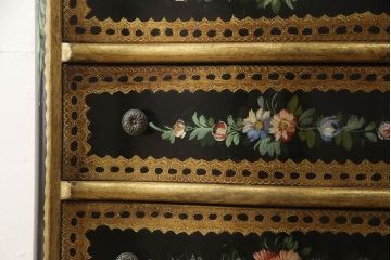 中古　希少　イタリア高級輸入家具　繊細な色使いで描かれた花の絵が美しいランジェリーチェスト(縦型チェスト、引き出し)(R-054439)