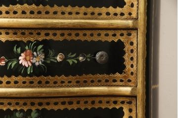 中古　希少　イタリア高級輸入家具　繊細な色使いで描かれた花の絵が美しいランジェリーチェスト(縦型チェスト、引き出し)(R-054439)