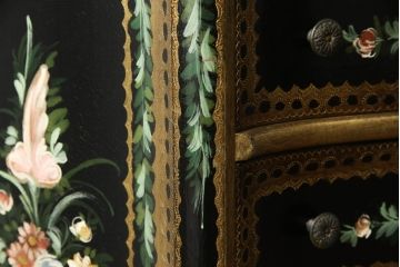 中古　希少　イタリア高級輸入家具　繊細な色使いで描かれた花の絵が美しいランジェリーチェスト(縦型チェスト、引き出し)(R-054439)