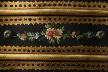 中古　希少　イタリア高級輸入家具　繊細な色使いで描かれた花の絵が美しいランジェリーチェスト(縦型チェスト、引き出し)(R-054439)