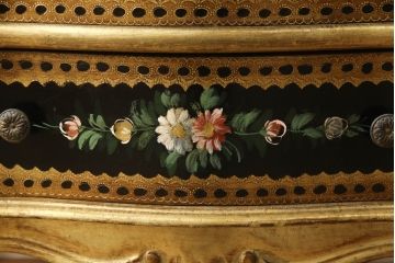 中古　希少　イタリア高級輸入家具　繊細な色使いで描かれた花の絵が美しいランジェリーチェスト(縦型チェスト、引き出し)(R-054439)