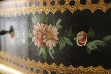 中古　希少　イタリア高級輸入家具　繊細な色使いで描かれた花の絵が美しいランジェリーチェスト(縦型チェスト、引き出し)(R-054439)
