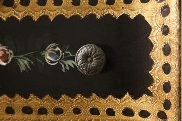 中古　希少　イタリア高級輸入家具　繊細な色使いで描かれた花の絵が美しいランジェリーチェスト(縦型チェスト、引き出し)(R-054439)