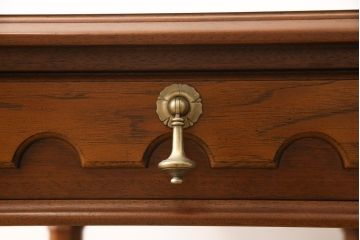 中古　美品　DREXEL HERITAGE(ドレクセルヘリテイジ)　細部までこだわりの詰まったデザインが素敵なサイドテーブル(ローテーブル、ナイトテーブル)(R-054440)