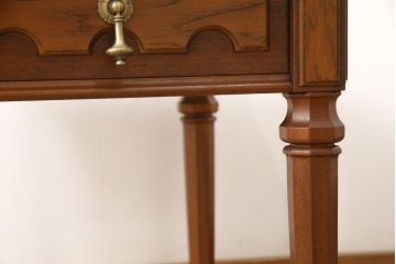 中古　美品　DREXEL HERITAGE(ドレクセルヘリテイジ)　細部までこだわりの詰まったデザインが素敵なサイドテーブル(ローテーブル、ナイトテーブル)(R-054440)