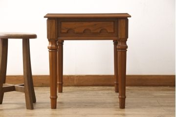 中古　美品　DREXEL HERITAGE(ドレクセルヘリテイジ)　細部までこだわりの詰まったデザインが素敵なサイドテーブル(ローテーブル、ナイトテーブル)(R-054440)