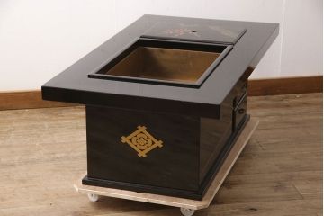 中古　美品　輪島塗り　井桁に木瓜の紋が目を引く長火鉢(囲炉裏、関西火鉢)(R-054441)
