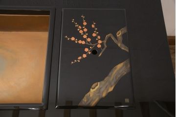 中古　美品　輪島塗り　井桁に木瓜の紋が目を引く長火鉢(囲炉裏、関西火鉢)(R-054441)