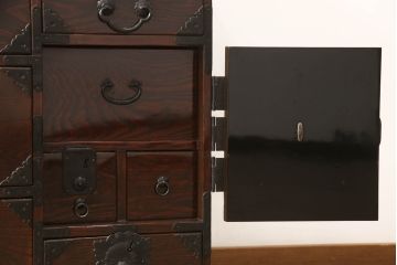 和製アンティーク　漆塗り　前面ケヤキ材　和の趣あふれる佇まいが魅力の仙台箪笥(和箪笥、サイドチェスト、引き出し、和たんす)(R-054442)