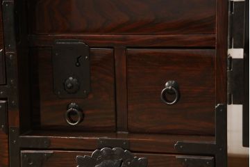 和製アンティーク　漆塗り　前面ケヤキ材　和の趣あふれる佇まいが魅力の仙台箪笥(和箪笥、サイドチェスト、引き出し、和たんす)(R-054442)