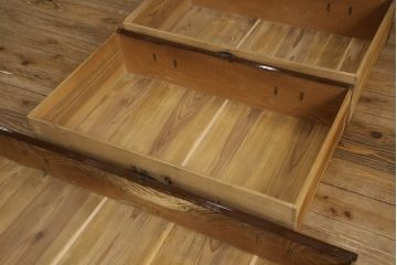 和製アンティーク　漆塗り　前面ケヤキ材　和の趣あふれる佇まいが魅力の仙台箪笥(和箪笥、サイドチェスト、引き出し、和たんす)(R-054442)